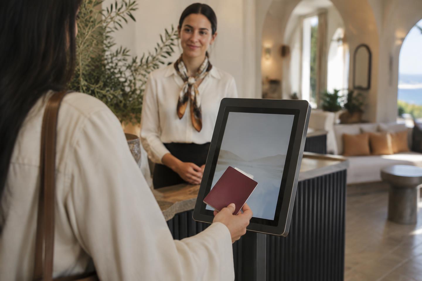Totem e tablet per lettura documenti al check-in